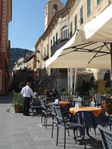 Ligurien_Finale_Ligure_Piazza_Vittorio_Emanuele_Altstadt_Cafe_w